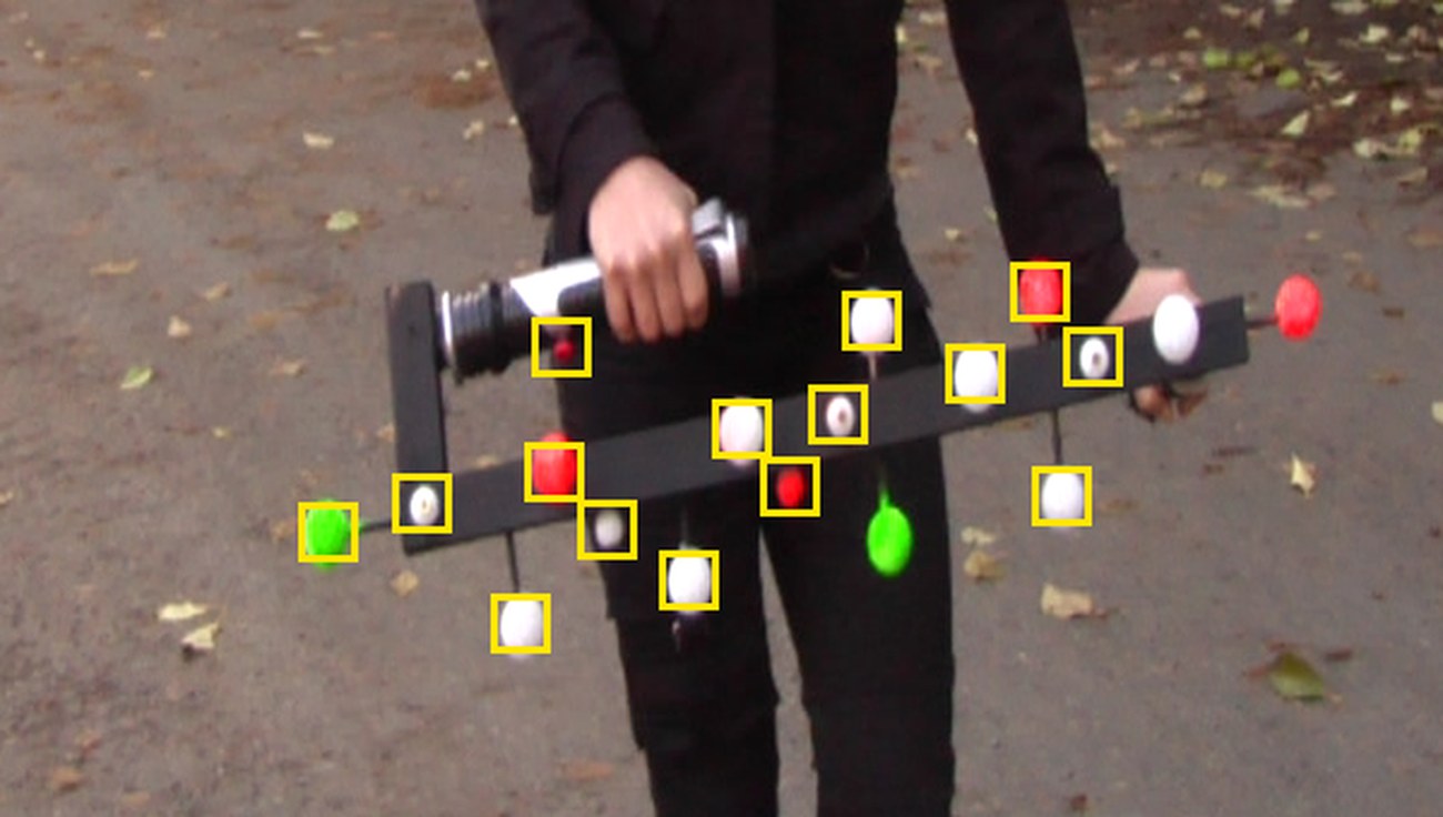 Markers on the balls in the demo at frame 150. Balls above and below the bar give the solver depth.